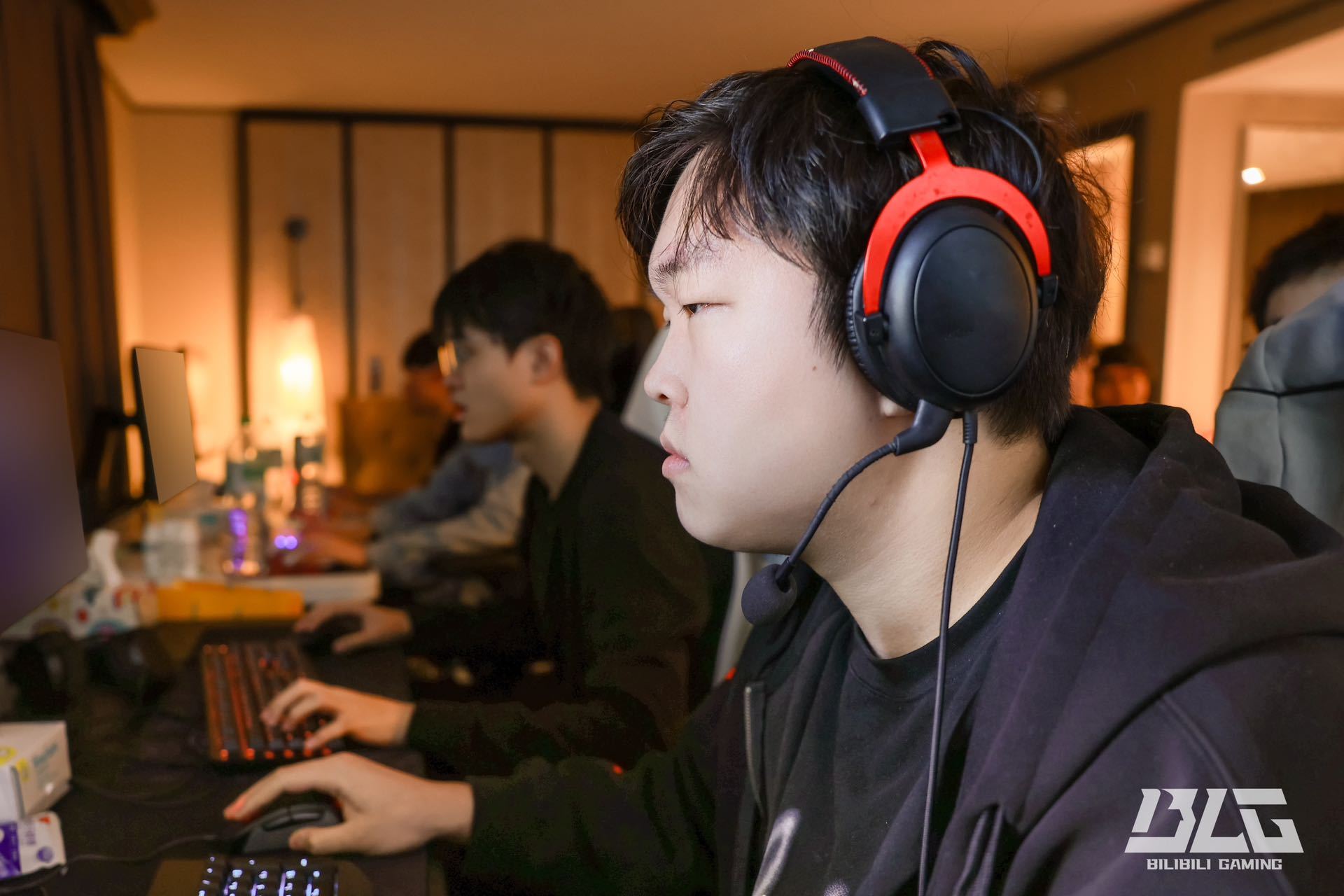 椅行业未来助力玩家享受极致体验瓦力棋牌傲风以技术创新引领电竞(图3)